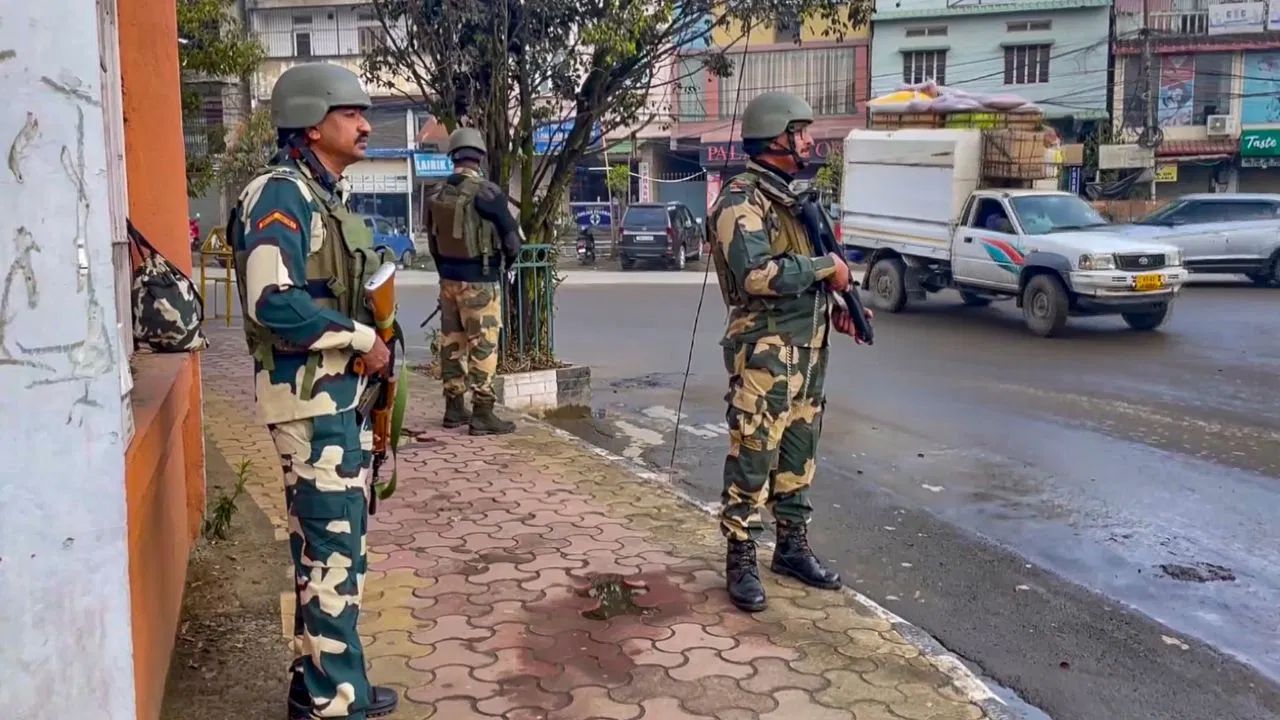 मणिपुरात पुन्हा हिंसाचार! पोलीस आंदोलकांत धुमश्चक्री; पाच जिल्ह्यांत इंटरनेट बंद Manipur