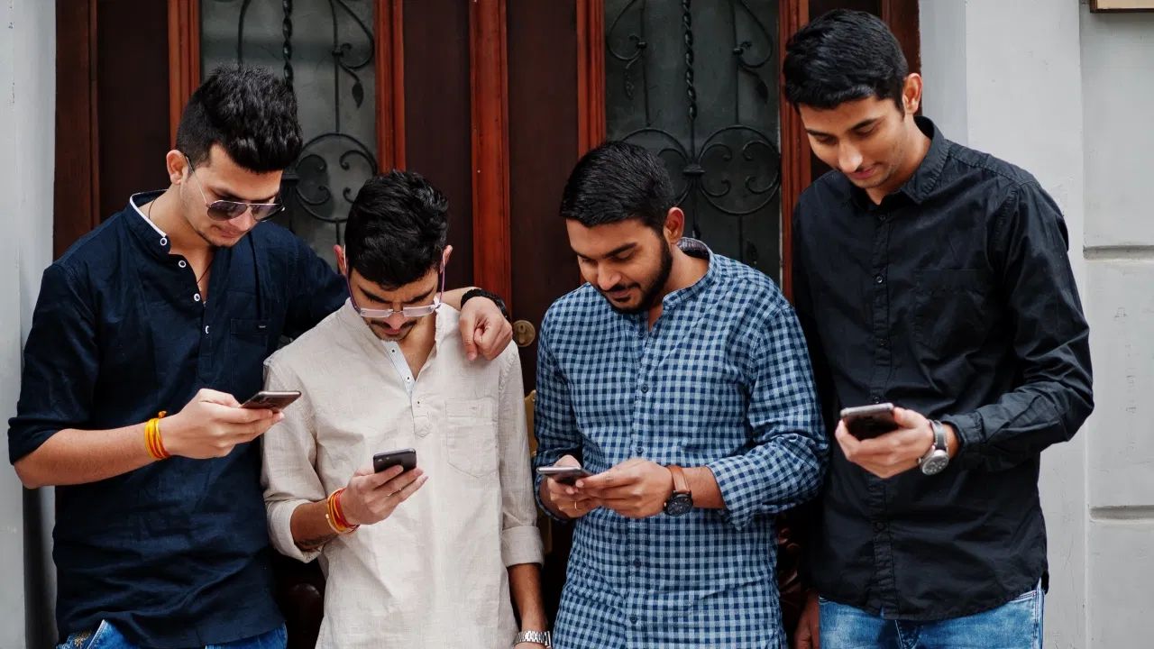 अर्र..अचानक बदलली फोन कॉल अन् डायलर स्क्रिन; घाबरू नका, नवीन अपडेट ओळखा डिलीटही करा Google Phone App