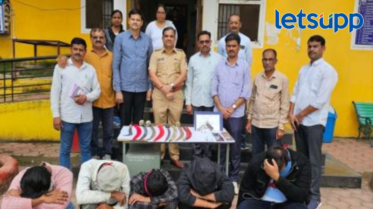 छत्रपती संभाजीनगरच्या खुलताबादमध्ये सापडले अवैध शस्त्र, ७ जणांना पोलीसांनी घेतलं ताब्यात छत्रपती संभाजीनगरच्या खुलताबादमध्ये सापडले अवैधरित्या शस्त्र, ७ जणांना पोलीसांनी घेतलं ताब्यात