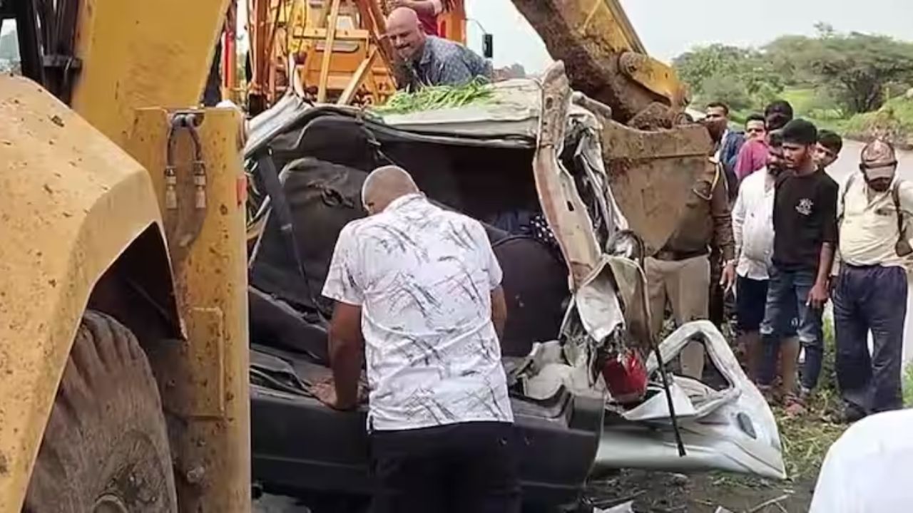 भाविकांवर काळाचा घाला! भीषण अपघातात तिघा बहिणभावांचा मृत्यू, दर्शनाहून परतताना मृत्यूने गाठलं Nashik Accident