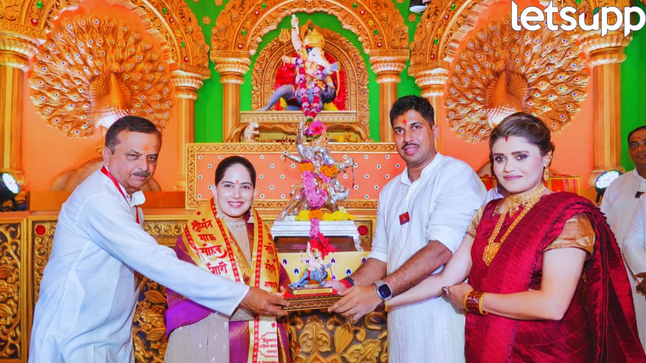 पुण्यात रंगारी गणपती बाप्पाचा जल्लोष! जया किशोरींच्या हस्ते प्राणप्रतिष्ठा, पुनीत बालन यांच्यासह पदाधिकाऱ्यांनी ओढला रथ Ganeshotsav 2025