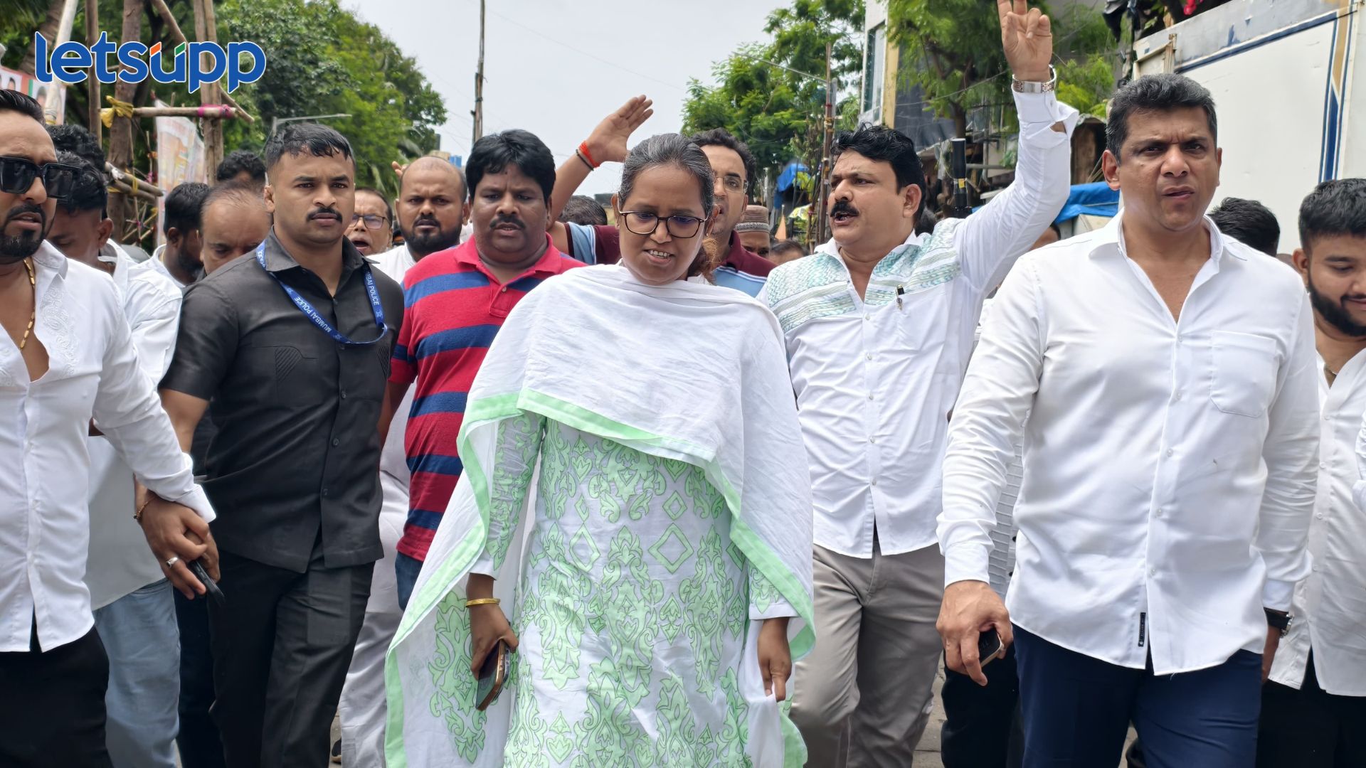 मालवणी टाउनशिप शाळेच्या खासगीकरणाविरोधात मुंबई काँग्रेस आक्रमक, सरकारला बांगड्यांचा आहेर Mumbai Congress