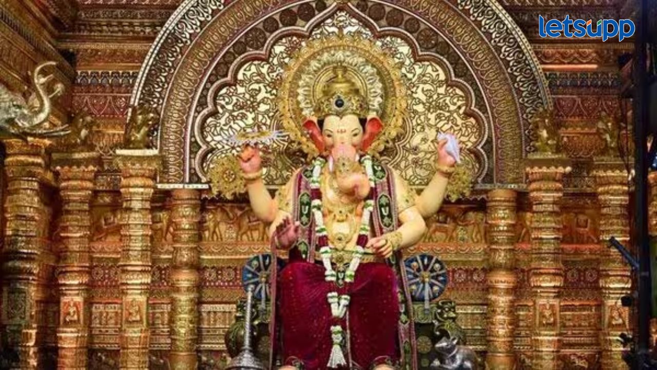 लालबागच्या राजाचे VIP दर्शन वादात, मानवाधिकार आयोगाकडे तक्रार, काय आहे नक्की प्रकरण? लालबागच्या राजाचे VIP दर्शन वादात, मानवाधिकार आयोगाकडे तक्रार, काय आहे नक्की प्रकरण?