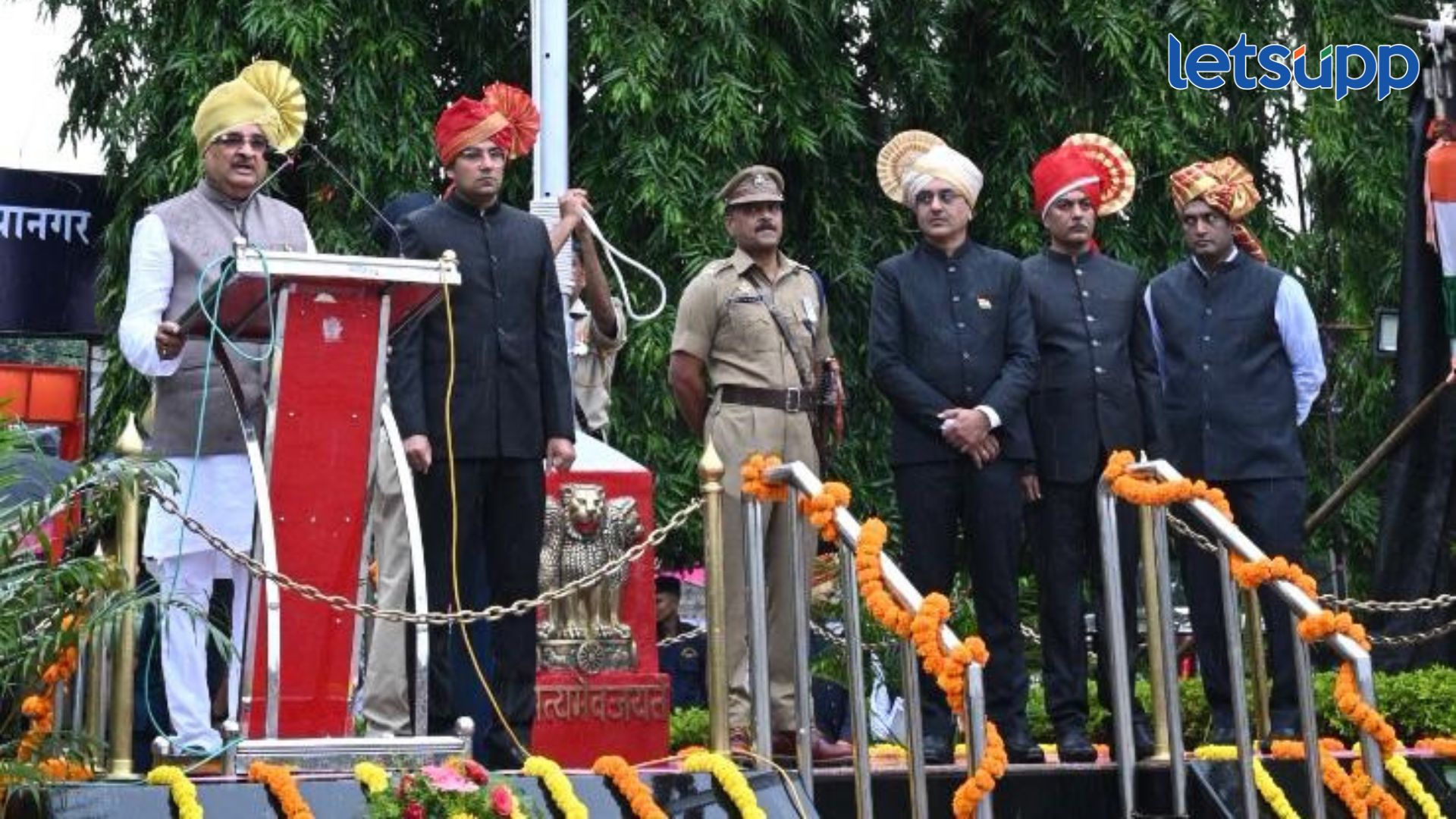 स्वातंत्र्यदिनी पालकमंत्री राधाकृष्ण विखे पाटील यांच्या हस्ते ध्वजारोहण अन् तीन नावीन्यपूर्ण डिजिटल उपक्रमांचा शुभारंभ Radhakrishna Vikhe Patil