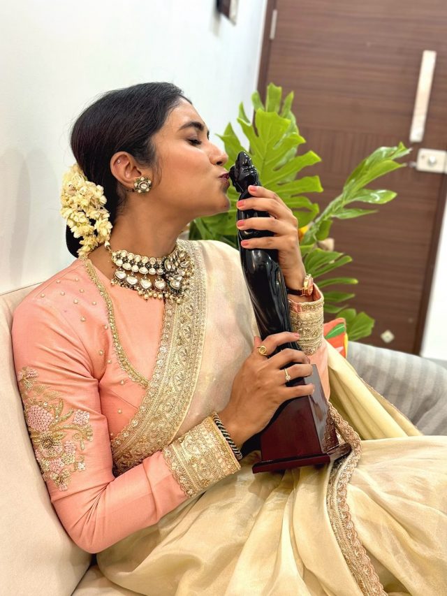 Rinku Rajguru  : रिंकू राजगुरूचा पुरस्कार सोहळ्यातील  खास अंदाज...
