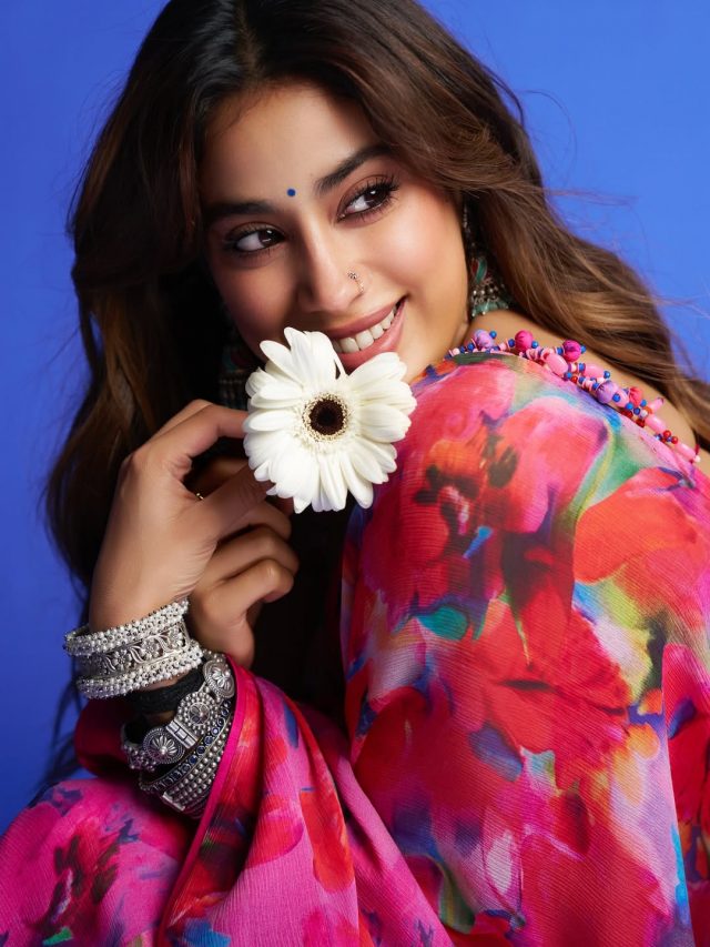 Janhvi Kapoor :  गुलाबी साडीमध्ये खुललं जान्हवी कपूरचं सौंदर्य...