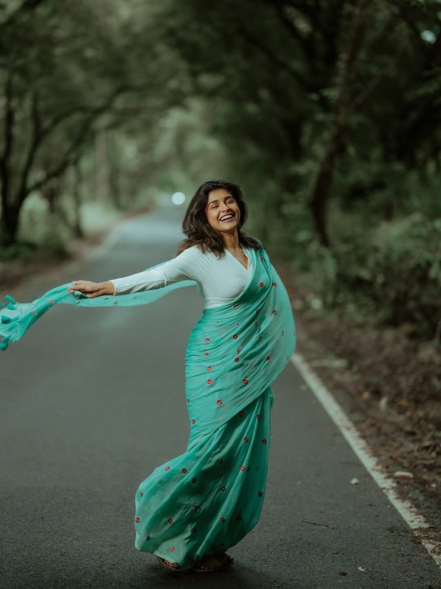 Sanskruti Balgude : संस्कृतीचं पिस्ता रंगाच्या साडीमध्ये खुललं सौंदर्य, चाहते  फिदा...