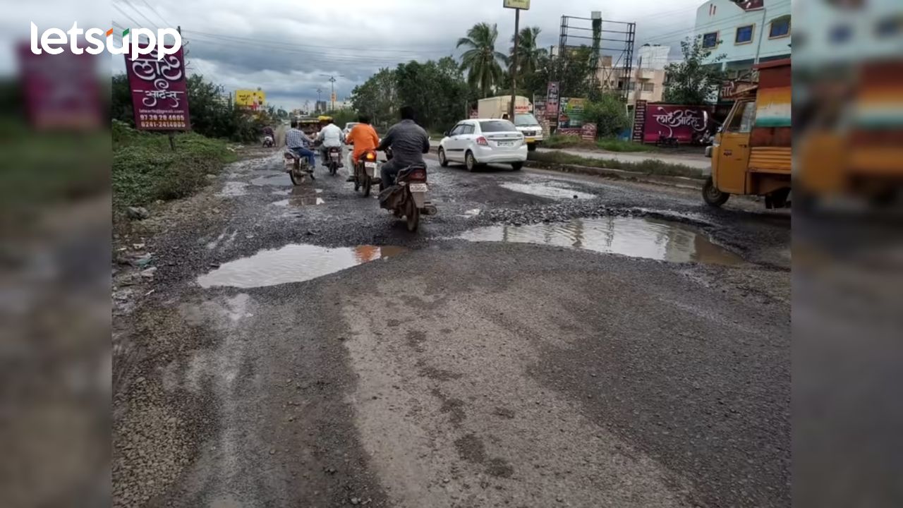 नगर-मनमाड रस्ता दुरुस्तीसाठी रास्ता रोको; आंदोलकांनी थेट जिल्हाधिकाऱ्यांची गाडी अडवली Untitle (58)