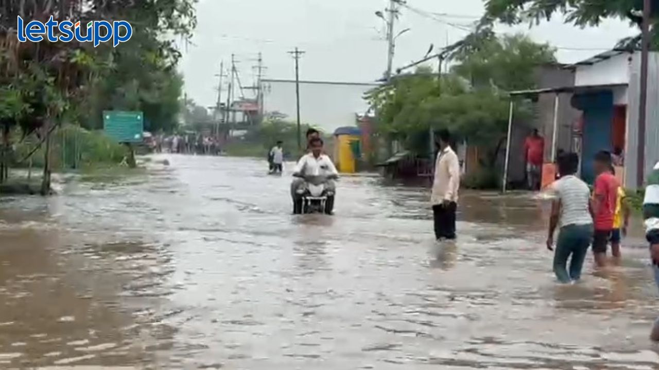 आभाळ कोसळलं; रस्ते अन् घराला तलावाचं स्वरुप, सोलापुरातली कुटुंब उघड्यावर… Untitle (66)