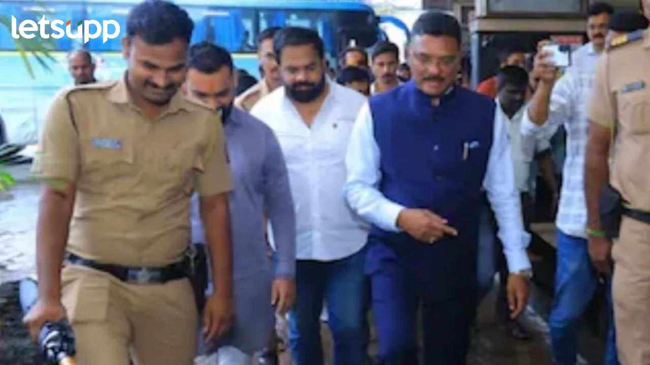 परिवहन मंत्र्यांची स्वारगेट बसस्थानकाला अचानक भेट, अधिकाऱ्यांना झापलं; नेमकं काय घडलं? Untitle (90)
