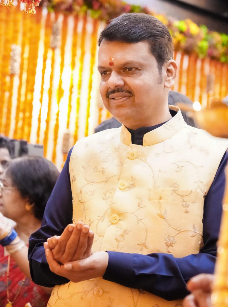 Fadnvis doing aarti of Shree Ganesha with Family