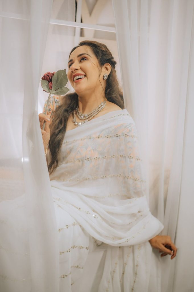 नवरात्रीनिमित्त अभिनेत्री तेजस्विनी लोणारीने वेगळाच लूक केलायं