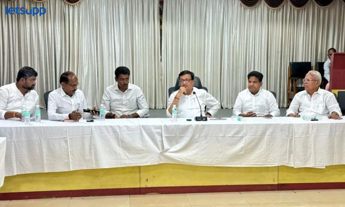 नगरमध्ये आघाडीत बिघाडी? एकला चलोरेचा नारा देत काँग्रेस आमदाराची थोरातांसमोर निवडणुका स्वबळावर लढण्याची मागणी Ahilyanagar Congress