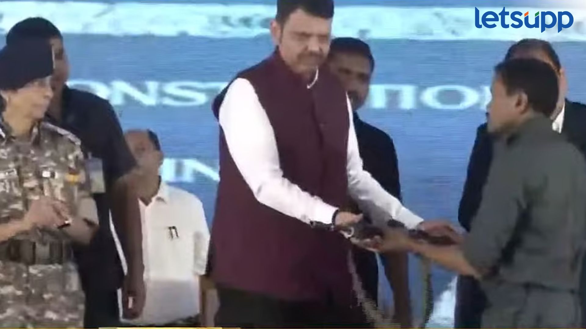 Video : “नक्षलवाद्यांच्या समाप्तीचा चॅप्टर सुरू; भूपतीच्या आत्मसमर्पणासाठी जंगलातही गेलो असतो” Video : नक्षलवाद्यांच्या समाप्तीचा चॅप्टरला सुरूवात; फडणवीसांसमोर भूपतीसह 60 जणांनी हत्यार टेकलं