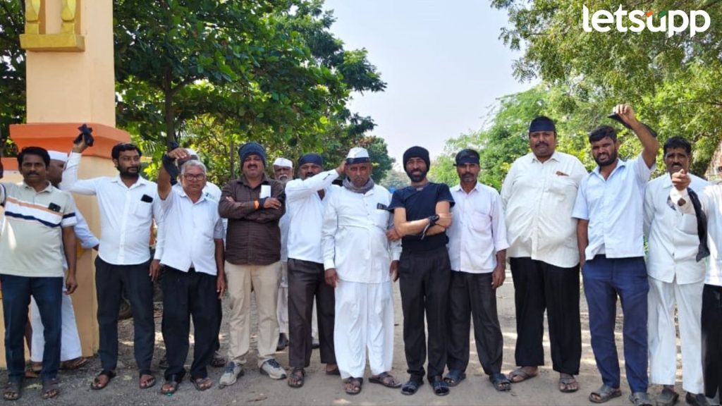 आमदार कोल्हेंनी पुन्हा मारल्या आयत्या पिठावर रेघा; ग्रामस्थांनी काळे झेंडे दाखवून व्यक्त केला निषेध